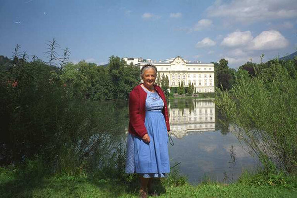 [Translate to Deutsch:] Maria in front of Leopoldskron palace years after the film